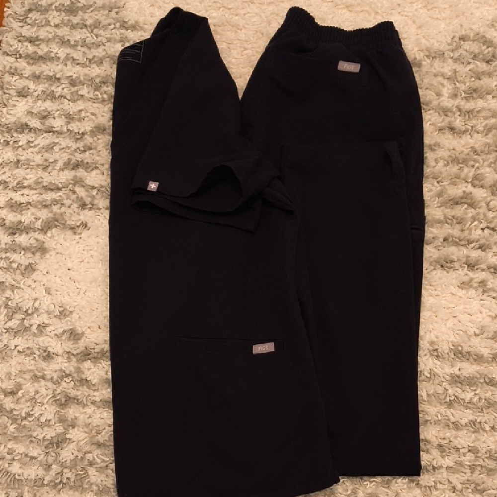 Black Figs scrub set